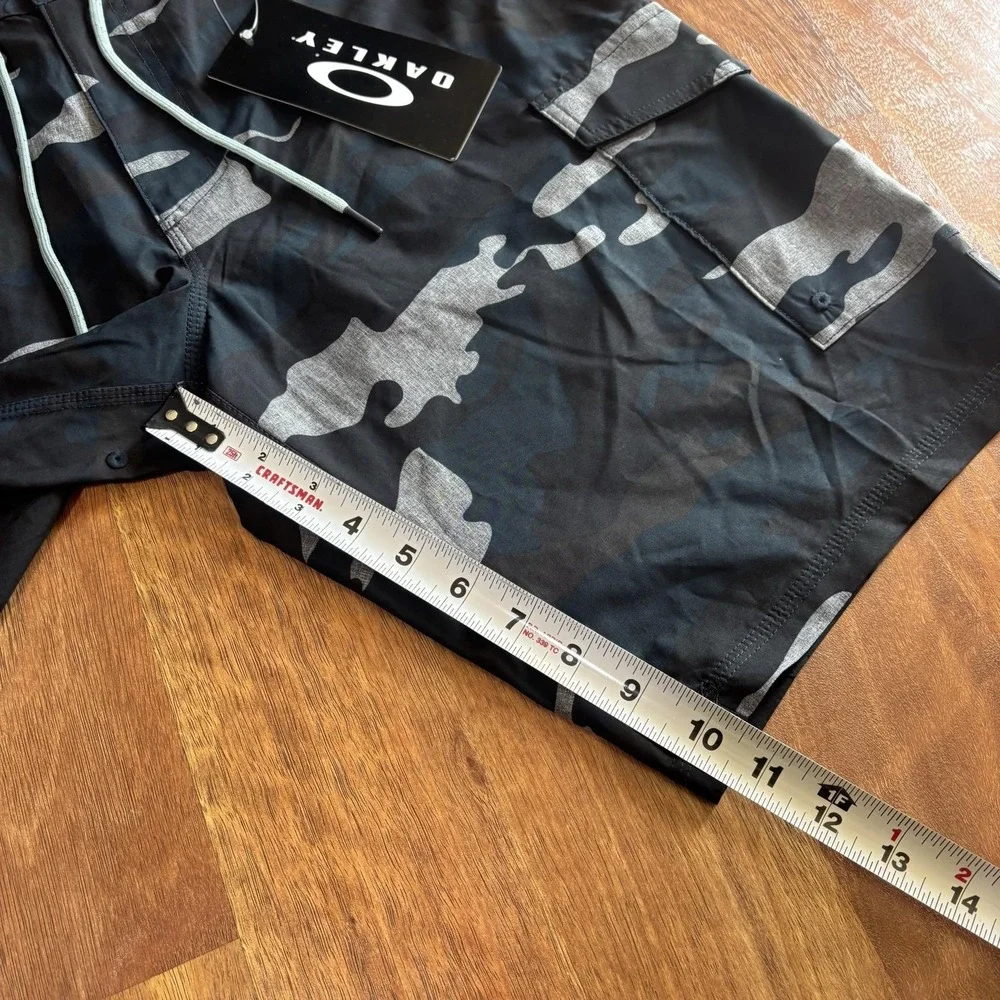 NWT Oakley Shorts Mens Medium Black Camo Cruiser QG HBD 21 Boardshorts Swim
